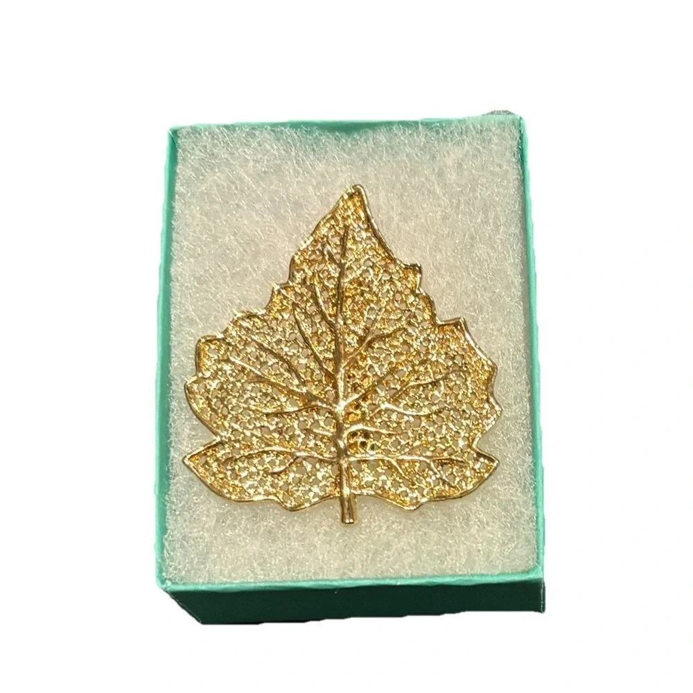 Vintage Gold Tone Maple Leaf Brooch Filigree Pin Jewelry Estate Gift Box